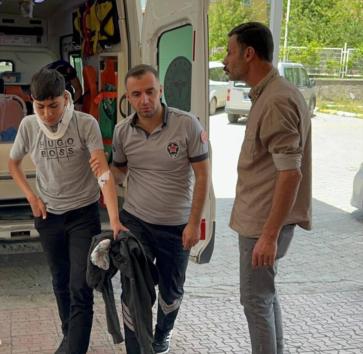 Bitlis'te tarım aracının devrilmesi sonucu 8 çocuk yaralandı