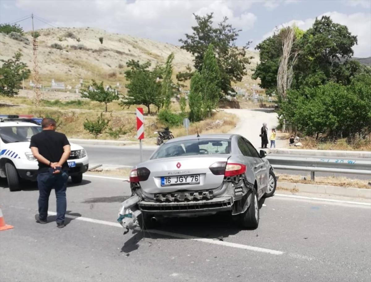 Malatya'da bariyere saplanan otomobildeki 3 kişi yaralandı