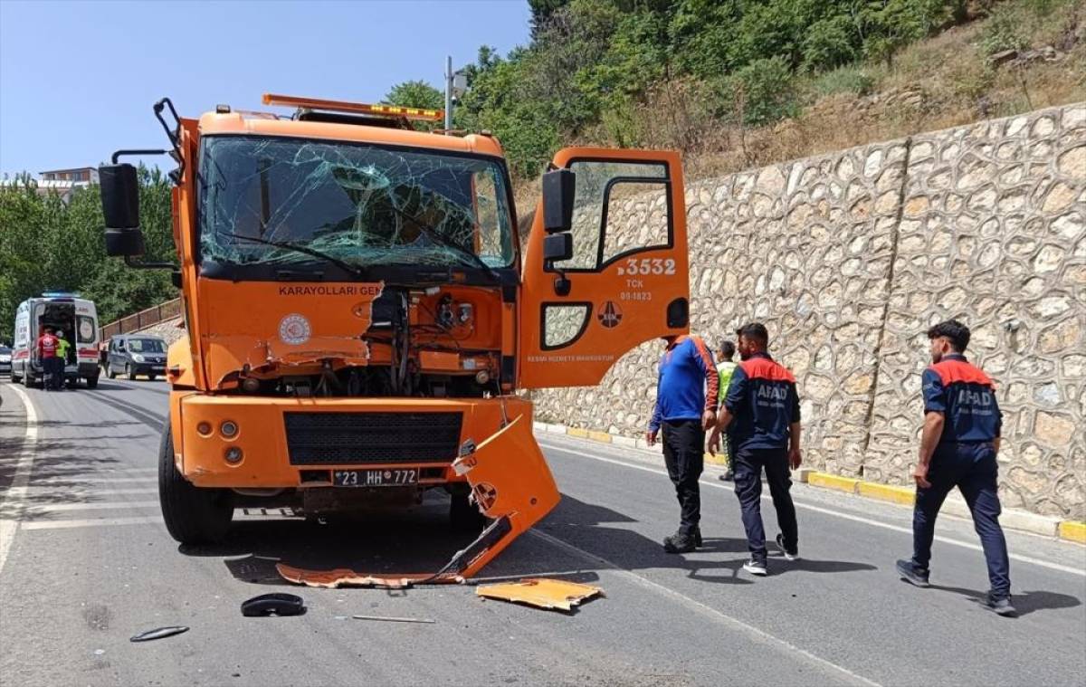 Tunceli’de 2 kamyonun karıştığı kazada 1 kişi yaralandı