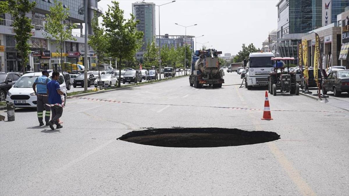 Ankara'da kanalizasyon sularının birikmesi sonucu yol çöktü