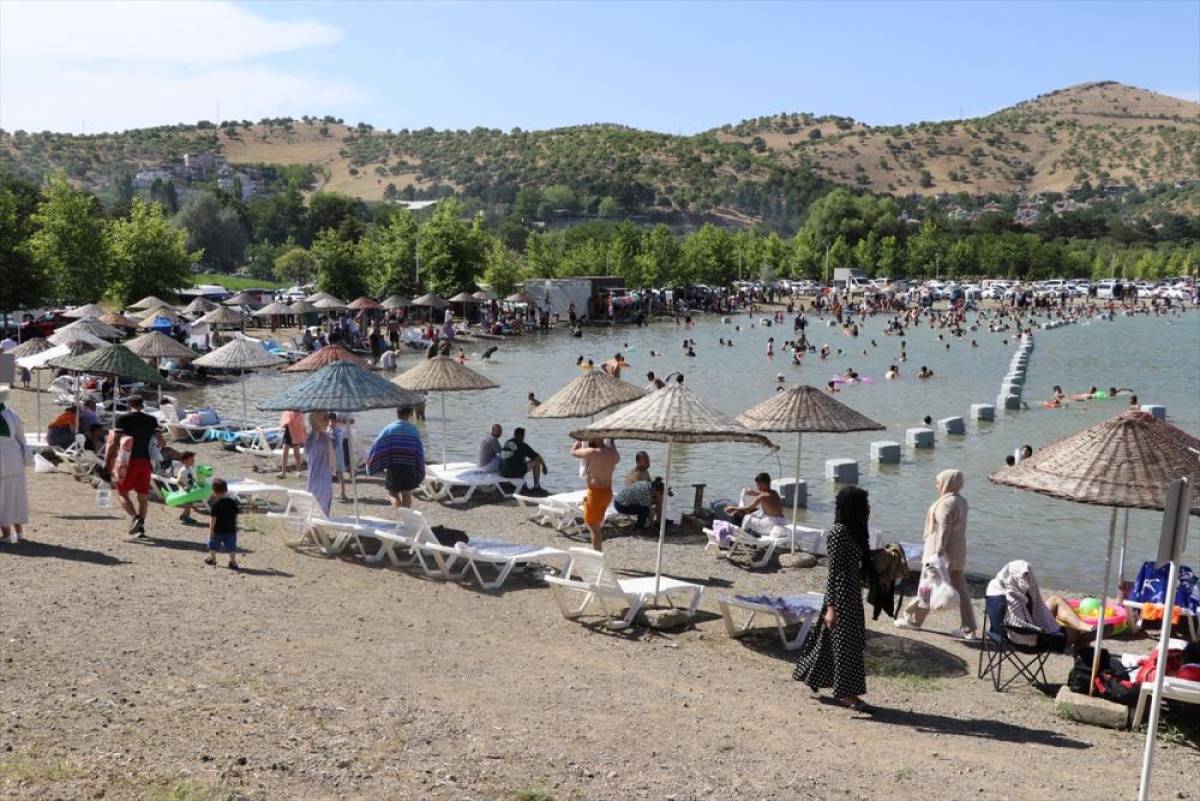 Elazığ'da Hazar Gölü'nde bayram yoğunluğu yaşanıyor