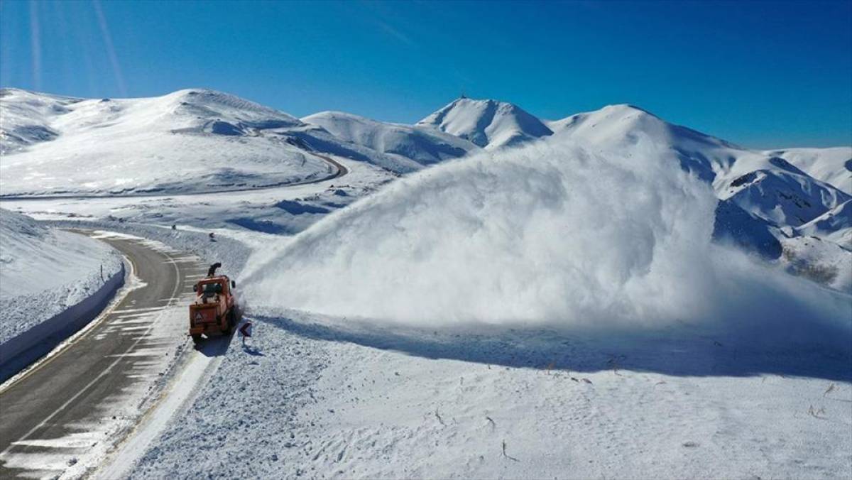 Erzurum-Tekman kara yolunda karla mücadele