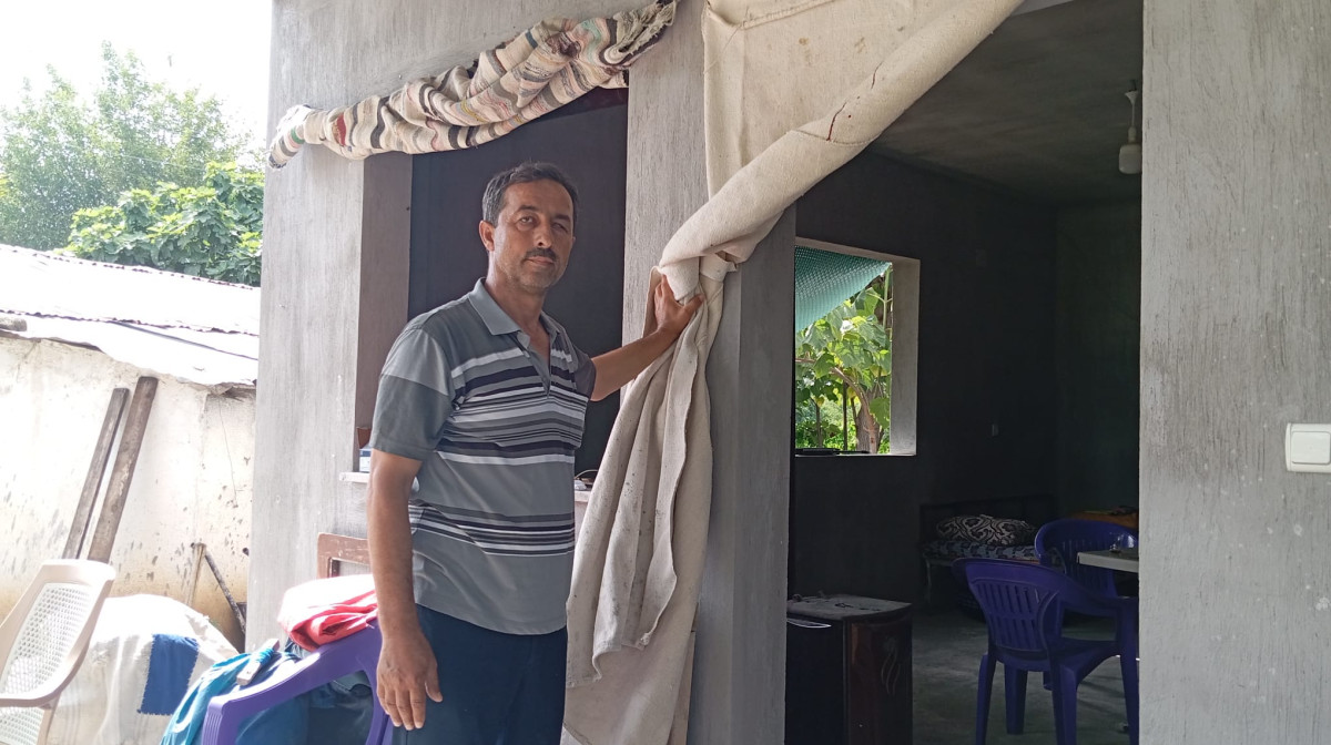 Depremzede Emekli Evine Elektrik Bağlayamıyor: Kapı Pencere Parası Yetmiyor!