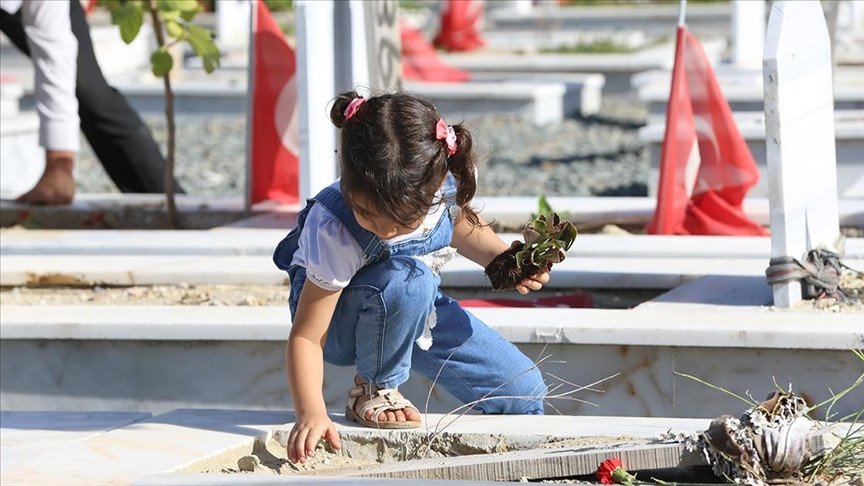 Kurban Bayramı'nda Mezar Ziyaretleri: Hatay'da Deprem Acısı Yeniden Hatırlandı